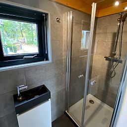 Moderne badkamer in de vrijstaande woning in Arnhem, Gelderland. Geniet van comfort en luxe tijdens uw verblijf in het Rivierengebied.