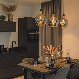 Elegante eetkamer en keuken in Vakantiehuis MarinaPark Bad Nederrijn, Maurik, Gelderland, met moderne verlichting.