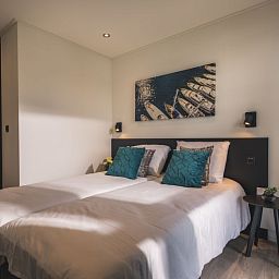 Comfortabele slaapkamer in Vakantiehuis MarinaPark Bad Nederrijn, Maurik, Gelderland, met tweepersoonsbed en sfeervolle decoratie.