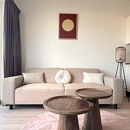 Stilvolles Wohnzimmer im Ferienhaus Havenzicht, Maasbommel, mit bequemem Sofa und moderner Einrichtung in Gelderland.