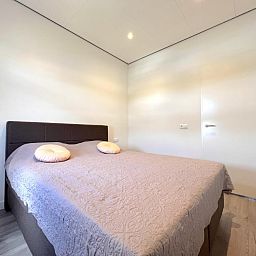 Ruhiges Schlafzimmer im Ferienhaus Havenzicht, Maasbommel, mit komfortablem Doppelbett im Rivierengebied, Gelderland.