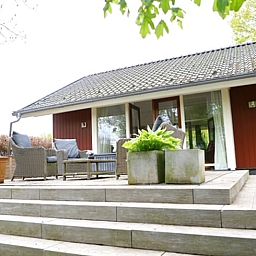 Verhoogd terras van Vakantiehuis in Angerlo, Gelderland met comfortabele zitplaatsen en groene omgeving.