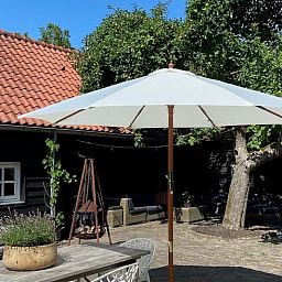 Zonnig terras bij vakantiehuisje in Neerijnen, ideaal voor ontspanning in het Rivierengebied, Gelderland.