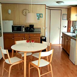 Gezellige keuken en eetruimte in Boshuisje de Wielewaal, vakantiehuis in Winterswijk, Achterhoek, Gelderland, met moderne voorzieningen.