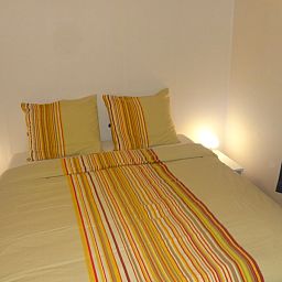 Sfeervolle slaapkamer in Boshuisje 'de Wielewaal', een vakantiehuis in Winterswijk, Achterhoek, Gelderland, met comfortabel tweepersoonsbed.