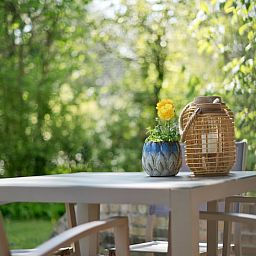 Gezellig gedekte tafel op het terras van Vakantiehuisje in Winterswijk, Achterhoek.