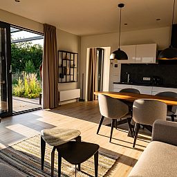 Veranda und gruene Umgebung in der Ferienvilla Amalia 4 Deluxe in Kotten, Achterhoek.