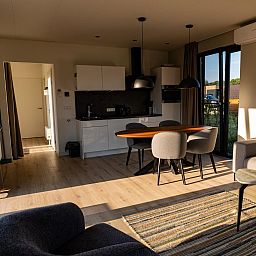 Moderne Kueche der Ferienvilla Amalia 4 Deluxe in Kotten, Achterhoek, Gelderland.