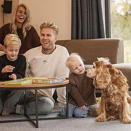 Parklodge 6 in Achterhoek: schaduwrijke zitplek met sauna en hottub in vakantiehuis.