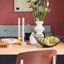 Gezellige eettafel met decoraties in Vakantiehuis in Halle, Achterhoek, Gelderland.