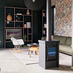 Moderne woonkamer met houtkachel in Vakantiehuis in Halle, Achterhoek, Gelderland.