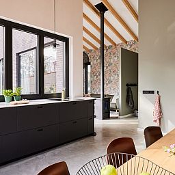 Ruime keuken met uitzicht in Vakantiehuis in Halle, Achterhoek, Gelderland.