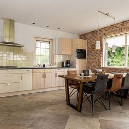 Gezellige eetruimte in Vakantiehuis in Zelhem met uitzicht op de tuin, Achterhoek, Gelderland.