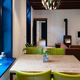 Gemuetliches Wohnzimmer des Ferienhauses in Zelhem, Achterhoek, Gelderland mit modernen Moebeln und Holzofen fuer eine gemuetliche Atmosphaere.