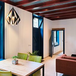 Gemuetliches Interieur des Ferienhauses in Zelhem, Achterhoek mit moderner Einrichtung und Holzofen, ideal fuer einen entspannten Aufenthalt in Gelderland.