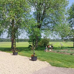 Geniessen Sie die Aussicht auf gruene Felder vom Ferienhaus in Zelhem, das im schoenen Achterhoek, Gelderland, liegt.