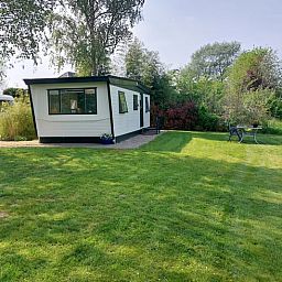 Ferienhaus in Zelhem, gelegen in der gruenen Natur von Achterhoek, Gelderland, mit Blick auf weite Felder und einen rustikalen Garten.