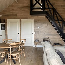 Gemuetliches Interieur des Ferienhauses in Ruurlo, Achterhoek, mit Holzinterieur und gemuetlicher Sitzecke in Gelderland.