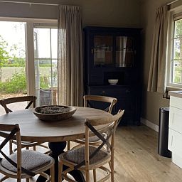 Gemuetliches Esszimmer im Ferienhaus in Ruurlo, Achterhoek, mit Blick auf die laendliche Umgebung von Gelderland.