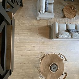 Gemuetliches Wohnzimmer im Ferienhaus in Ruurlo, Achterhoek, mit bequemer Sitzecke und Holzboeden, ideal zum Entspannen in Gelderland.