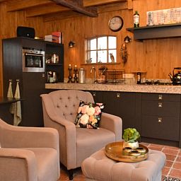 Gezellige binnenruimte van Vakantiehuisje in Ruurlo, Achterhoek, Gelderland met knusse zithoek en moderne keuken.