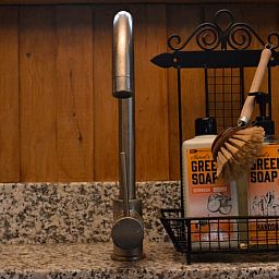 Keuken van Vakantiehuisje in Ruurlo, Achterhoek, Gelderland met moderne kraan en duurzame schoonmaakproducten op granieten aanrecht.