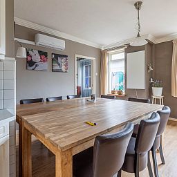 Gezellig terras met eettafel bij DG470 vakantiehuis in de Achterhoek