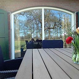 Kind geniet van een ritje op een skelter bij DG471, vakantiehuis in Aalten, Gelderland.