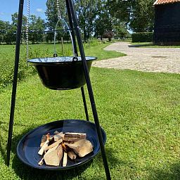 Picknicktafel met kleurrijke decoraties bij zonsondergang bij DG471, vakantiehuis in Aalten, Gelderland.
