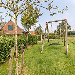 Gezellige voortuin van DG471 vakantiehuis in Aalten, Achterhoek, met bloeiende planten.