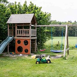 Esszimmer im Ferienhaus DG694, Aalten mit langem Tisch und modernem Mobiliar.