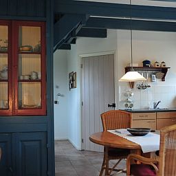 Gezellige binnenruimte van Vakantiehuis in Aalten, Achterhoek, met een rustieke keuken en eetgedeelte, perfect voor een ontspannen verblijf.