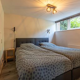 Rustiek pad naar vakantiehuis DG994 in Aalten, omgeven door groene natuur.