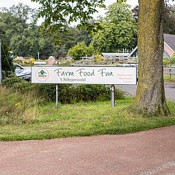 Bloeiende tuin bij vakantiehuis DG994 in Aalten, Achterhoek, in Gelderland.