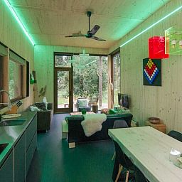 Gezellige woonkamer in Huisje in Aalten, vakantiehuis in de Achterhoek, Gelderland, met uitzicht op de groene natuur.