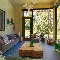 Geniet van muziek in het vakantiehuis Huisje in Aalten, Achterhoek, met uitzicht op de groene omgeving van Gelderland.