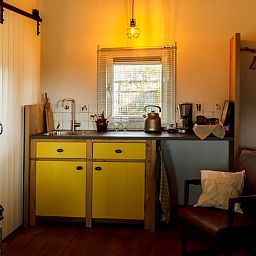 Gemuetliche Kuechenzeile in Huisje in Laren, Ferienhaus in Laren, umgeben von der Natur der Achterhoek.