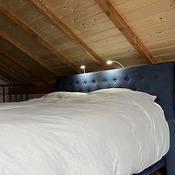 Gemuetliches Schlafzimmer im Cottage in Laren, Achterhoek, Gelderland mit Holzdecke und bequemem Bett fuer einen erholsamen Aufenthalt.
