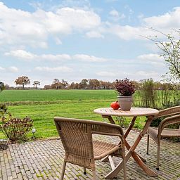 Enjoy peace and quiet at the Holiday Home in Laren, Achterhoek, Gelderland, with beautiful views of green fields and colorful flowers.