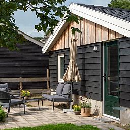 Geniessen Sie die Ruhe auf der Terrasse des Ferienhauses in Laren, das im gruenen Achterhoek, Gelderland liegt.