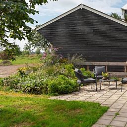 Entspannen Sie sich im Garten des Ferienhauses in Laren, umgeben von der schoenen Landschaft von Achterhoek, Gelderland.