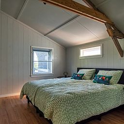 Schlafzimmer des Ferienhauses in Laren mit bequemen Betten, ideal fuer einen erholsamen Aufenthalt in Achterhoek, Gelderland.