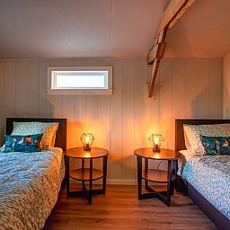 Gemuetliches Schlafzimmer mit zwei Betten im Ferienhaus in Laren, ideal fuer einen Familienurlaub in Achterhoek, Gelderland.