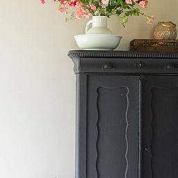 Stilvolle Einrichtung mit dekorativem Schrank im Ferienhaus in Vragender, Achterhoek, Gelderland.