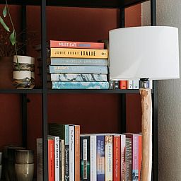 Boekenkast in vakantiehuis in Lochem, perfect voor ontspanning in de Achterhoek.