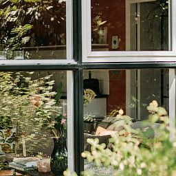 Reflectie van de natuur in de ramen van vakantiehuis in Lochem, Achterhoek.