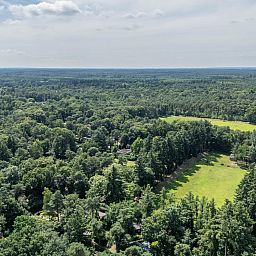 Luchtfoto van DG1545 vakantiewoning in het groene Lochem, Achterhoek, Gelderland.