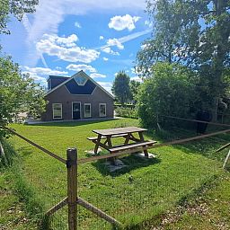 Picknicktafel bij Vakantiehuisje in Lochem, omgeven door natuur in de Achterhoek, Gelderland.