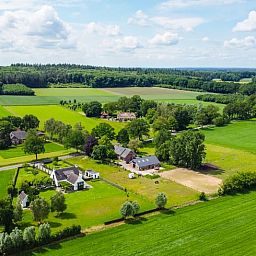 Luchtfoto van Vakantiehuisje in Lochem, gelegen in het landelijke landschap van de Achterhoek, Gelderland.