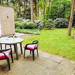 Geraeumige Terrasse des Ferienhauses 4L in Lochem mit Blick auf den gruenen Garten.